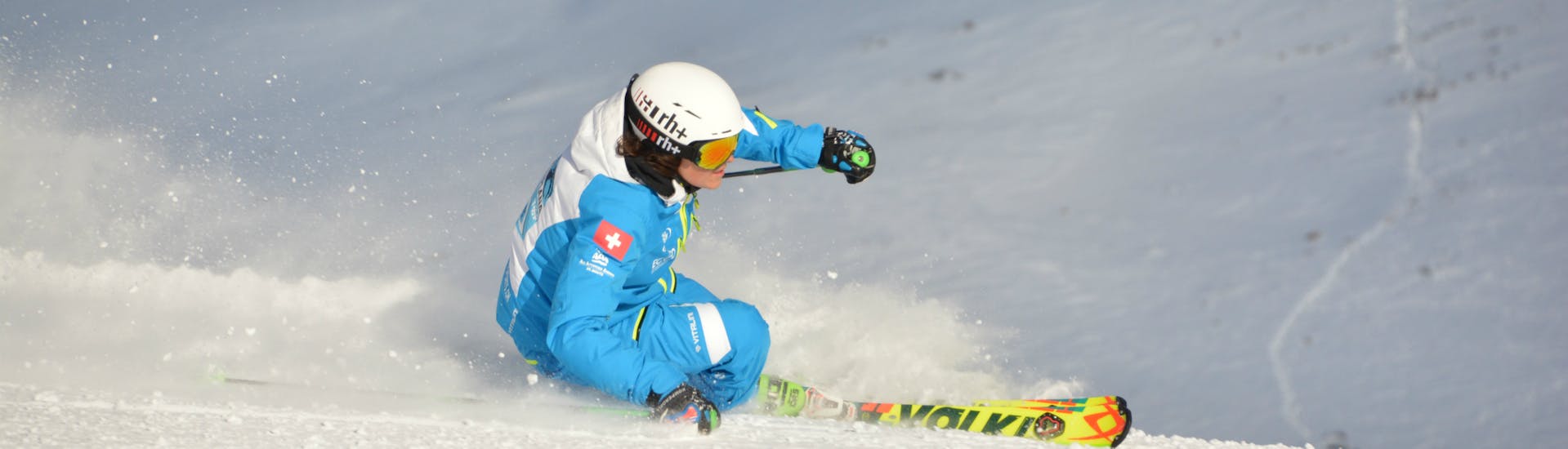 Un skieur dévale la pente pendant les cours particuliers de ski pour Adultes de l'école de ski Silvaplana Top Snowsports.