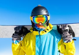 Ein Snowboarder schaut während seinem privaten Snowboardkurs für Kinder und Erwachsene für alle Levels mit der Skischule Silvaplana Top Snowsports in die Kamera.