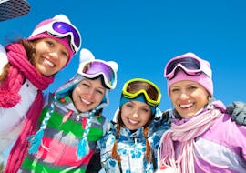 Eine Gruppe von Freunden lernt das Skifahren in dem Skikurs für Erwachsene Ohne Vorkenntnisse mit der Skischule Kahler Asten.