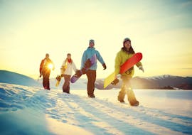 Een groep snowboarders neemt deel aan de cursus Snowboardlessen (vanaf 9 jaar) - Alle niveaus van Skischule Kahler Asten.