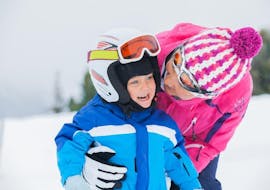 Ein lächelndes Kind lernt das Skifahren im Rahmen des Angebots Privater Kinder Skikurs (ab 6 Jahren) für Alle Levels der Skischule Kahler Asten.