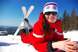 Eine Frau mit Ski im Rahmen des Angebots Privater Skikurs für Erwachsene für Alle Levels der Skischule Kahler Asten.