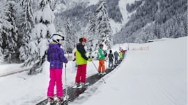 Clases de esquí para niños a partir de 4 años para principiantes con Skischool Dachstein West.