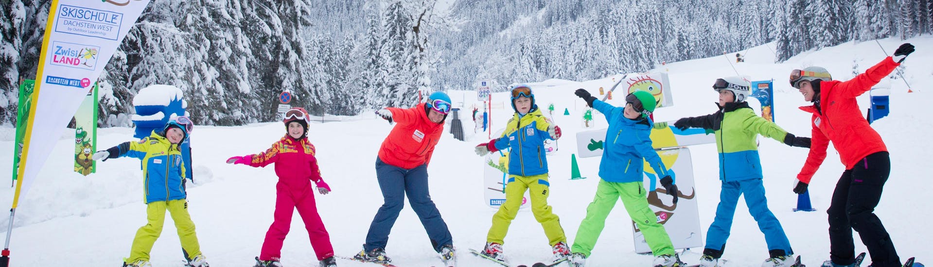 Een grote groep kinderen oefent tijdens hun skilessen voor kinderen voor gevorderden bij skischool Dachstein West in Gosau.