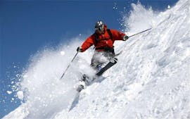 Een skiër bij de privé skilessen voor volwassenen voor alle niveaus bij de Skischool Zell am See Outdo.