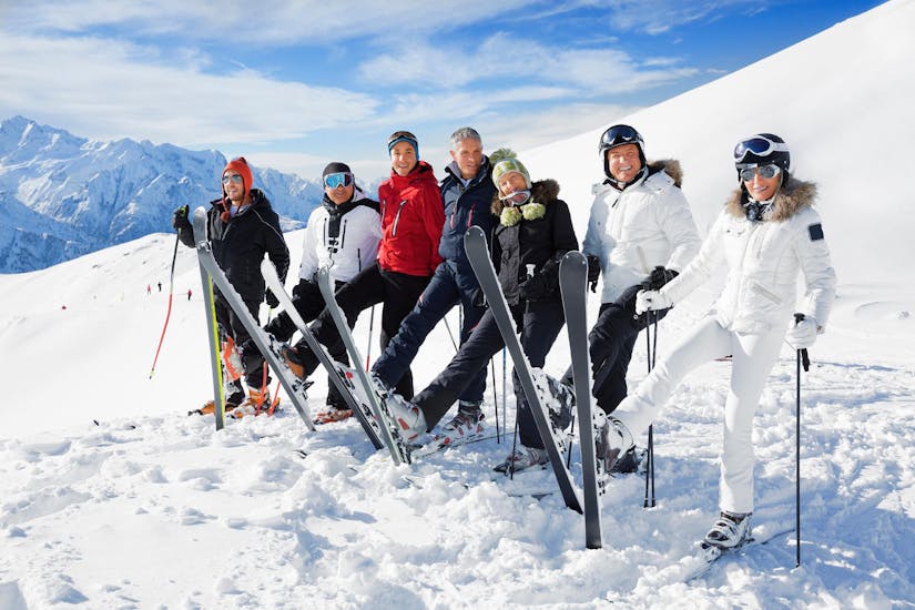 Een groep volwassen skiërs tijdens hun skilessen voor volwassenen van alle niveaus bij skischool Dachstein West in Gosau.