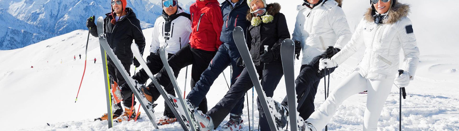Skikurs für Erwachsene aller Levels mit Skischule Dachstein West Eine Gruppe erwachsener Skifahrer beim Skikurs für Erwachsene aller Levels mit der Skischule Dachstein West in Gosau.