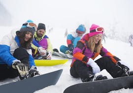 A group of snowboarders during their adult snowboarding lessons for all levels with ski school Dachstein West in Gosau.