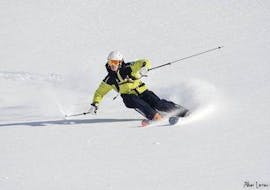 A skier is carving down a slope during Private Ski Lessons for Adults of All Levels in High Season with the ski school Prosneige Val Thorens & Les Menuires﻿.