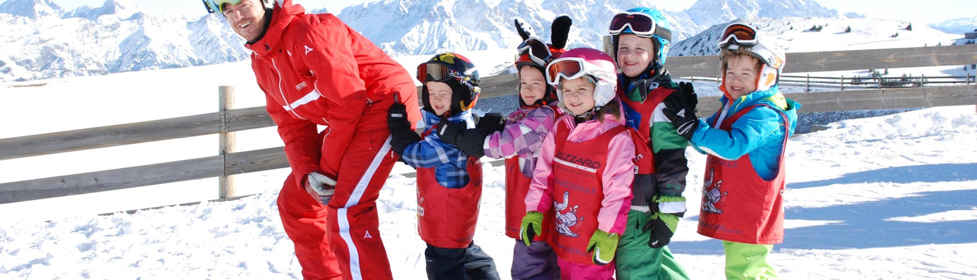 Die Kinder nehmen an einem Kinder-Skikurs mit der Skischule Heugenhauser Saalbach teil.