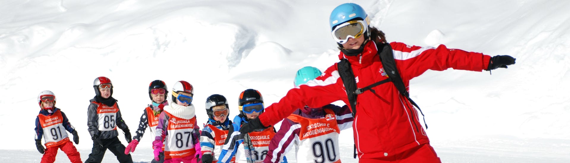 Eine Gruppe von Kindern fährt während des Kinder-Skikurses für Fortgeschrittene mit der Skischule Heugenhause Saalbach in Hinterglemm.