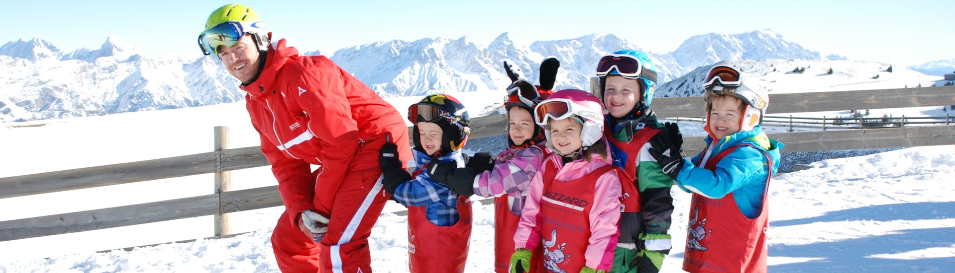 Een groep kleine kinderen tijdens hun skilessen voor kinderen (4-14 j.) voor beginners bij skischule Heugenhauser Saalbach.