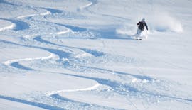 Een skiër op de piste tijdens de privé skilessen voor volwassenen met skicoach Rupert Rinder.