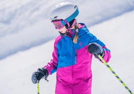 kids-ski-lessons-4-13-years-all-levels-wiwa-dsv-skischule-skiverleih-cover Een meisje neemt deel aan Skilessen voor kinderen (4-13 jaar) - Alle niveaus en wordt begeleid door een ervaren skileraar van DSV Skischule & Skiverleih WIWA.