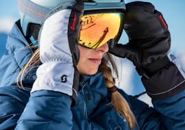 Ein Erwachsene lernt im Skikurs für Jugendliche & Erwachsene - Alle Levels unter der Aufsicht eines erfahrenen Skilehrers der WIWA | DSV Skischule & Skiverleih den Schneepflug. 