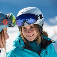 Twee vriendinnen hebben plezier met hun leraar van DSV Skischule & Skiverleih WIWA tijdens de cursus Snowboardlessen voor volwassenen - Alle niveaus.