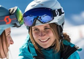 Two friends are enjoying the Snowboarding Lessons for Adults - All Levels with a professional instructor from WIWA | DSV Skischule & Skiverleih. 