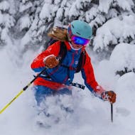 Eine junge Frau hat Spaß im Rahmen des Kurses Privater Skikurs für Erwachsene - Alle Levels mit ihrem qualifizierten Skilehrer der WIWA | DSV Skischule & Skiverleih.