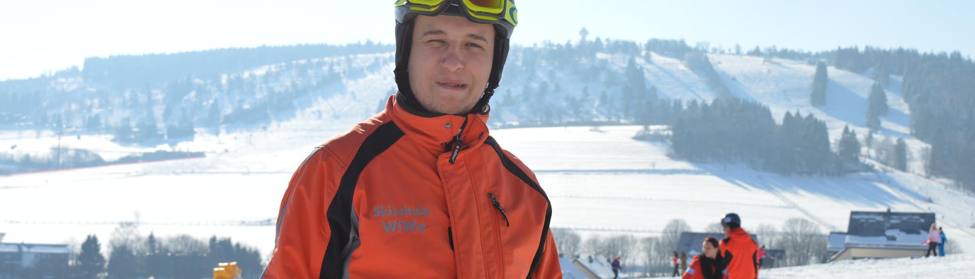 Ein Skilehrer der WIWA | DSV Skischule & Skiverleih im Rahmen des Unterrichts Privater Skikurs für Erwachsene - Alle Levels gibt Tips einen erwachsenen Skifahrer an seiner Skitechnik.