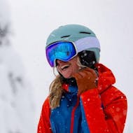 Eine Snowboarderin hat viel Spaß im Rahmen des Kurses Privater Snowboardkurs für Kinder & Erwachsene - Alle Levels unter Anweisung eines erfahrenen Lehrers der WIWA | DSV Skischule & Skiverleih.