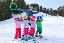 Eine Gruppe Kinder hat große Freude am Skifahren Lernen bei Ihrem Kinder-Skikurs (5-16 J.) für alle Levels mit der Skischule Diablerets Pure Trace.