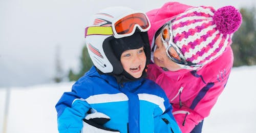 Privélessen skiën voor kinderen van alle niveaus met Skischule Fieberbrunn Widmann Mountain Sports De ski-instructeur helpt het kind op te staan tijdens de privé-skilessen voor kinderen - alle leeftijden van de Fieberbrunn Widmann Mountain Sports-skischool.