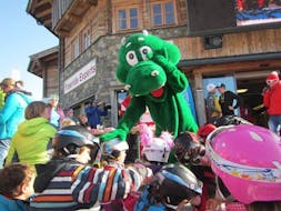 een grote groep kinderen in Tatzi's kinderland tijdens hun skilessen voor kinderen met crèche bij s4 sneeuwsport fieberbrunn.