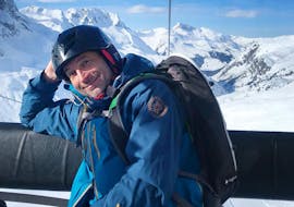 Ski instructor waiting for you on a Private Ski Lessons for Adults of All Levels with Martin Schwantner.