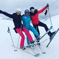 Deux femmes font les pitres avec leur moniteur de ski de l'ESI arc-en-ciel à Siviez.