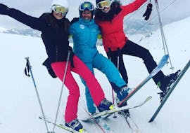 Dos mujeres están jugando con su instructor de esquí ESI arc-en-ciel en Siviez.