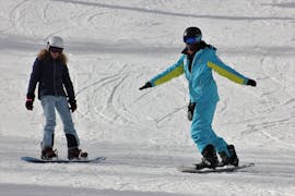 Imagen de dos personas en sus tablas de snowboard durante las clases particulares de snowboard para todos los niveles y edades, con Ski School ESI Arc en Ciel Nendaz-Siviez.
