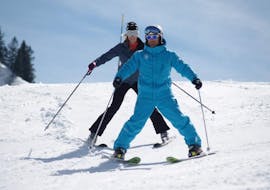 Een skiër en hun skileraar van de skischool ESI Easy2Ride Morzine skiën een helling af op sneeuwploegpositie tijdens hun privéskilessen voor volwassenen - alle niveaus - laagseizoen.