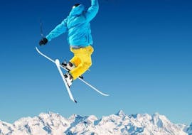 A freestyler is doing a trick in the air during his Freestyle Skiing Lessons - All Levels with the ski school ESI Easy2Ride Morzine.