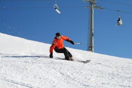 Een skiër skiet vol vertrouwen een besneeuwde helling af dankzij hun privé-skilessen voor tieners en volwassenen - alle niveaus met de skischool Red Carpet Champéry.