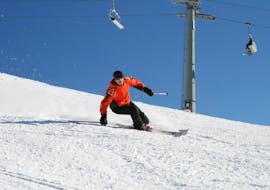 Uno sciatore scivola con sicurezza su una pista innevata grazie alle lezioni private di sci per adolescenti e adulti - tutti i livelli con la scuola di sci Red Carpet Champéry.