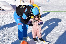 Ein Kind und ein Erwachsener, die bei der ABC Schneesportschule in Arosa Privatunterricht für Kinder aller Niveaus nehmen.
