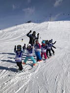 Bambini che fanno lezioni di sci per bambini (7-16 anni) per tutti i livelli con la ABC Snowsport School di Arosa.