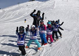 Kinderen doen skilessen voor kinderen (7-16 jaar) voor alle niveaus bij ABC Snowsport School in Arosa.