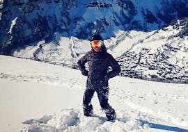 Ein Freerider steht bei der Aktivität Privater Freeride Kurs - Alle Levels der Skischule Red Carpet Champéry im frischen Pulverschnee.