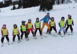 A row of kids during their kids ski lessons for advanced skiers with skischool Warth in Warth-Schröcken.