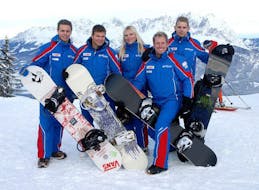 Snowboardleraren van skischool Wilder Kaiser klaar voor de snowboardlessen voor kinderen & volwassenen (vanaf 10 j.) voor beginners in St. Johann.