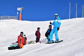 A group of snowboarders have fun on the slopes of Les Gets during a snowboarding lesson for all levels with 360 Les Gets.