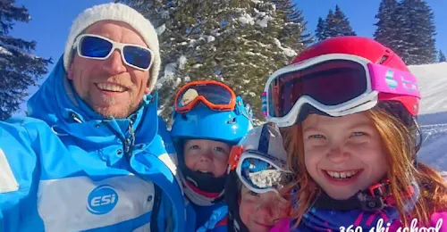 Privater Skikurs für Kinder (ab 3 J.) für alle Levels mit École de ski 360 Les Gets Zwei Kinder und ihr Privatlehrer genießen eine Skistunde während einer privaten Skistunde für Kinder mit 360 Les Gets.