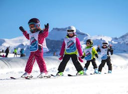 Clases de esquí para niños (4-6 años) para principiantes con École de ski 360 Samoëns.
