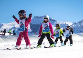 Kids doing Kids Ski Lessons (4-8 y.) for First Timers with École de Ski 360 Samoëns. 