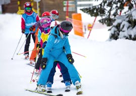 Kids doing Kids Ski Lessons (4-13 y.) with École de Ski 360 Samoëns. 