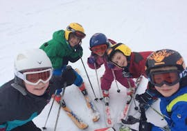 5 Skiers are enjoying their break during kids ski lessons for beginners with Skischule Bayrischzell.