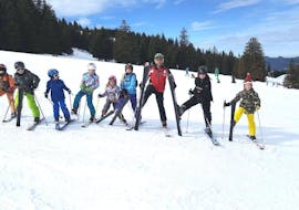 Skifahrer warten nach dem Kinderskikurs für Fortgeschrittene der Skischule Bayrischzell auf ihre Mittagspause.