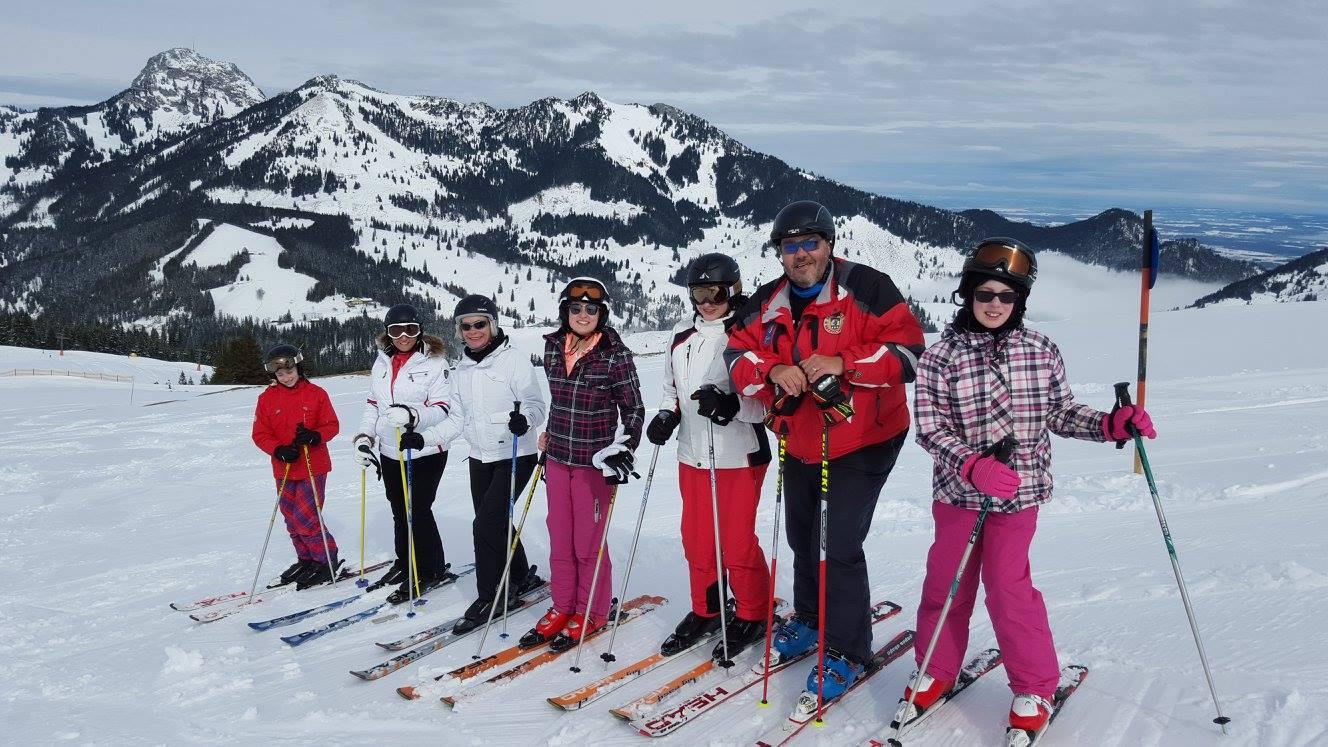 A group of skiers is participating in adult ski lessons for advanced skiers with Skischule Bayrischzell.