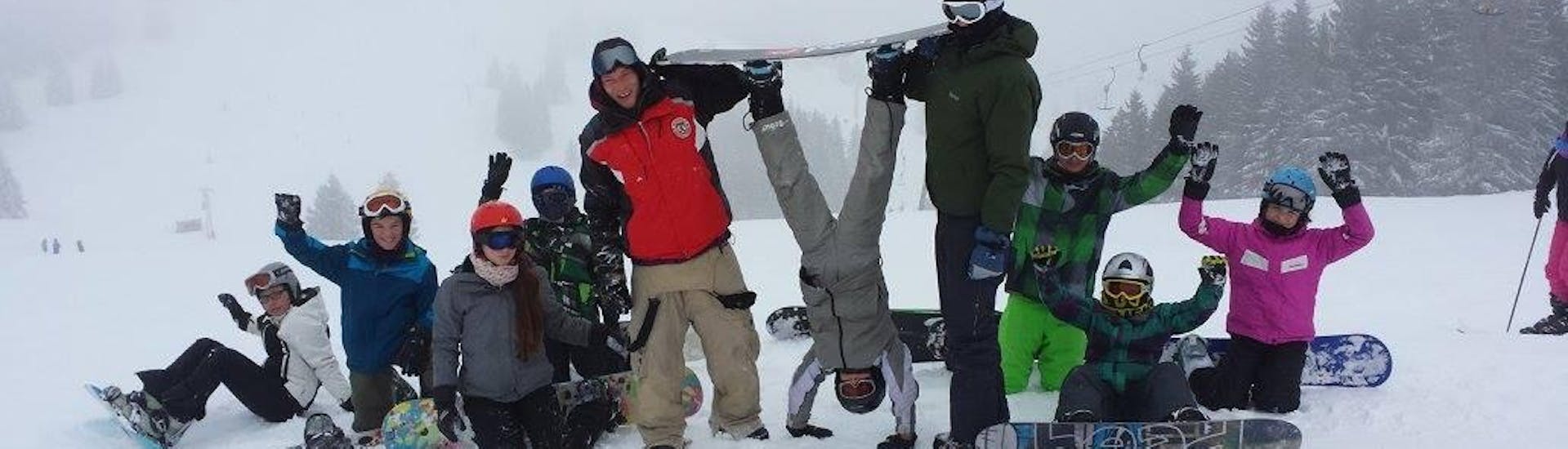 Snowboarder haben Spaß beim Snowboardkurs für Kinder für Fortgeschrittene mit der Skischule Bayrischzell.